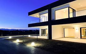 Luxus-Villa In Idyllischer Lage